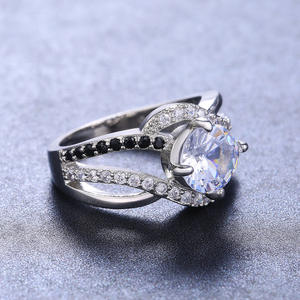 Anello da Donna F240 in Oro Bianco con Diamante Taglio Brillante Rotondo, Colore G Naturale, Pietre Laterali in Diamante Nero, Gioiello di Fidanzamento - Product Image 6