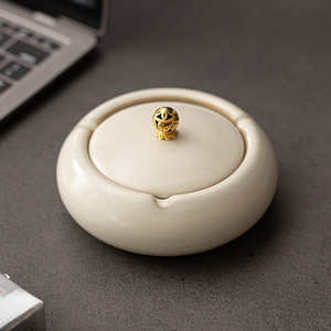Cendrier en céramique grand format avec couvercle, design simple et luxueux, coupe-vent, couleur unie, pour bureau, motif aile de cigale ouverte - Product Image 1