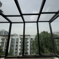 Verrière mobile pliable avec terrasse extérieure rétractable, balcon et patio. Verrière mobile.