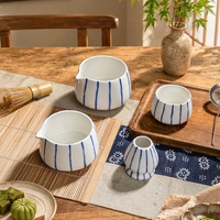 Ensemble de préparation de matcha en porcelaine à rayures verticales modernes, emballé dans un coffret cadeau, bol à matcha, fouet, support, kit de cérémonie du thé