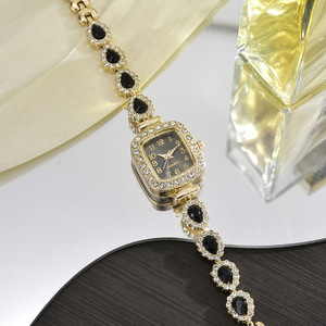 Reloj para mujer con caja cuadrada, brazalete de eslabones y esfera colorida, completamente adornada con piedras y con números. - Product Image 4