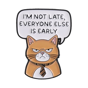 Spilla in smalto con citazioni divertenti da ufficio: 'Non sono in ritardo, <span class=keywords><strong>tutti</strong></span> gli altri sono in anticipo' e 'Gatto da lavoro arancione con cravatta', distintivo da borsa, spilla da risvolto, gioielli, regali - Product Image 1