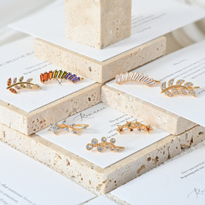 Ensemble de boucles <span class=keywords><strong>d</strong></span>'oreilles grimpantes multi-designs en zircon plaqué or 18 carats pour femmes, boucles <span class=keywords><strong>d</strong></span>'oreilles tendance en forme de <span class=keywords><strong>feuille</strong></span> avec cristaux, bijoux de mode - Product Image 1