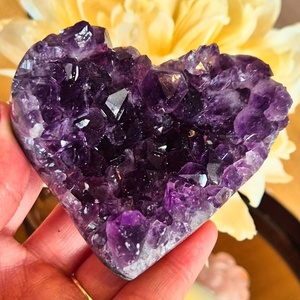 Vente en gros de cristaux naturels de qualité supérieure, cristal brésilien violet foncé en forme de cœur, cluster de cristaux, artisanat en cristal, cluster de cristaux pour la décoration - Product Image 2