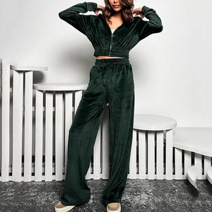 Vente en gros de pyjamas d'hiver en peluche personnalisés Ensemble 3 pièces avec haut court <span class=keywords><strong>et</strong></span> short pour femmes/ - Product Image 5