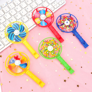 Mini ventilador de mano con silbato, juguete giratorio para niños, novedades para fiestas de cumpleaños, diseño colorido no tóxico - Product Image 3