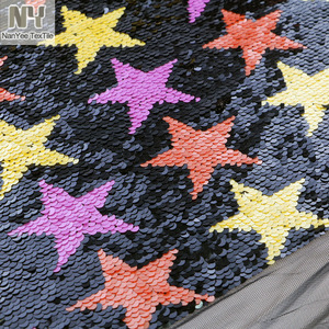 Tela Reversible Nanyee Textile Mix con Estrellas y Lentejuelas en Malla de Múltiples Colores: Amarillo, Rosa y Naranja - Product Image 1