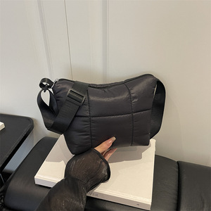 Bolsa de Transporte para Animais de Estimação com Enchimento Puffer, Bolsa de Luxo Teddy, Confortável e Macia, Bolsa de Viagem Personalizada com Logo para Cães, Feita à Mão - Product Image 3