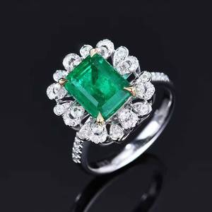 แหวนวินเทจซันเบิร์สท์ ฮาโล เนเชอรัล เอเมอรัลด์ 2.85 กะรัต ทอง 18K เพชร 67 เม็ด เครื่องประดับอัญมณีระดับไฮเอนด์ - Product Image 3