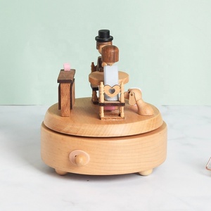 Caja de música de cuerda de madera personalizable siempre brillante Encuentro de café americano en el día de San Valentín Idea de regalo de carrusel con manivela - Product Image 3