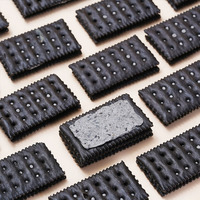 Paquet de 5 biscuits sandwich au sésame noir de qualité supérieure biscuits croustillants à saveur salée avec goût sucré aliments sains dans un emballage en boîte