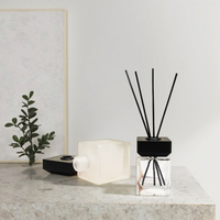 Bouteille diffuseur en verre d'arôme sans flamme carrée transparente personnalisée avec bouchon à vis réutilisable et 100 pièces de quantité minimale de commande
