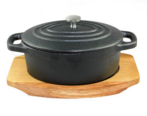 Petite cocotte ovale en fonte émaillée avec plateau en bois, compatible four - Product Image 1