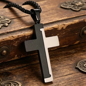Collier pendentif croix à double couleur et rainures diagonales en acier inoxydable anti-ternissement, bijoux religieux chrétiens de prière style hip-hop - Product Image 1