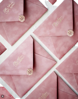 Enveloppes d'invitation de mariage en velours vert foncé de luxe, avec monogramme personnalisé en feuille d'or, couverture en velours, sceau de cire