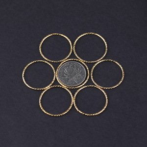 Anillo Dorado con Relieve de 30 mm, Aro Cerrado, Accesorio de Joyería Metálica para Manualidades - Product Image 1
