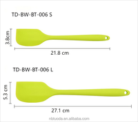 Grattoirs flexibles antiadhésifs de conception monobloc sans couture résistant à la chaleur de 8.27 pouces Spatule en caoutchouc de mélange de cuisson Spatules en silicone