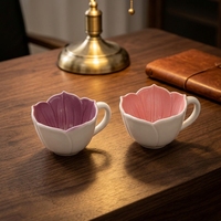 Tasse à café en céramique Redeco Vintage à pétales superposés, motif floral sculpté, intérieur rose magenta, style bohème, cadeau d'anniversaire pour femme