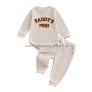 Set <span class=keywords><strong>di</strong></span> Abbigliamento Personalizzato 'DADDYS MINI' in Cotone 95% per Neonati e Bambini, Primavera-Autunno, Tutina e Pantaloni - Product Image 2