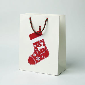 Sac en papier kraft personnalisé biodégradable pour magasin de vente au détail de chaussures et de vêtements avec poignées en papier torsadées - Product Image 2