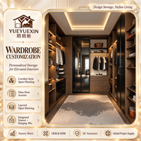 Dressing sur mesure en bois de noyer foncé avec miroir central et étagères éclairées par LED pour vestiaires de villas de luxe
