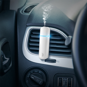 Diffuseur de parfum pour voiture, mini diffuseur d'air portable, diffuseur de parfum alimenté par USB, clip pour grille d'aération, vente en gros - Product Image 1