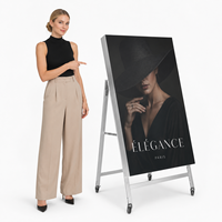 Écran d'affichage numérique LED mobile pliable FTV en forme de A, contrôle par application, 4 roues, utilisation en intérieur, couleur pleine, résolution 1080p, P1.25-P2.5