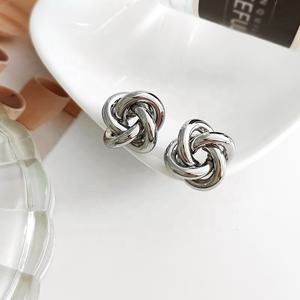 फैशन गहने बालियां महिलाओं के व्यक्तित्व 18 k सोने के तार फूलों की स्टड बलियों की पोशाक बालियां - Product Image 3