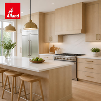 Armoire de cuisine AllandCabinet en placage de chêne, style moderne et chaleureux, avec panneaux plats et étagères ouvertes pour le rangement