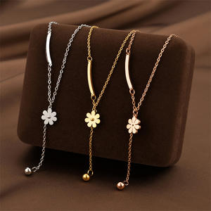 Collar de Acero de Titanio con Borla y Margarita, Superventas Transfronterizo para Mujer, No se Destiñe, Estilo Frío, Calidad Exquisita - Product Image 4