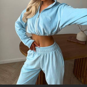 Ensemble de survêtement décontracté personnalisé en coton vierge pour femme, style streetwear, avec sweat à capuche zippé et pantalon de survêtement - Product Image 3