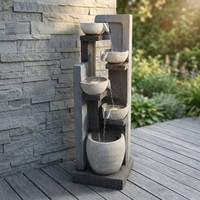 Fontaine d'eau extérieure contemporaine avec des bols à niveaux décalés et une colonne en faux pierre, idéale pour le jardin ou la terrasse