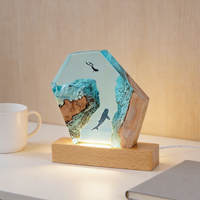 Lampe de table artisanale en résine océanique avec base en bois de hêtre, veilleuse artistique LED à intensité variable USB pour chambre à coucher, chevet, bureau