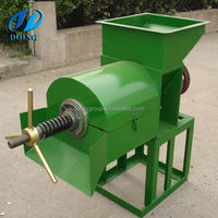 Kleine schroefpalmoliepersmachine voor de verwerking van rode palmolie, aangedreven door een dieselmotor.