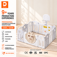 Parc de jeu pour tout-petits gris et blanc avec porte en forme de cerf, panier de basket et panneau d'activités interactif, enclos de sécurité intérieur pour bébé