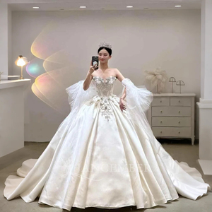 Vestido de Novia Vintage con Pedrería Brillante y Flores 3D en Satén, Modelo Lsjj29 - Product Image 5