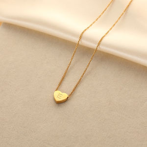 Piccola collana minimalista di amore regalo di gioielli in acciaio inossidabile placcato oro 18K <span class=keywords><strong>Mini</strong></span> piccolo cuore con lettera collana pendente - Product Image 6