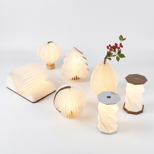 Lampada Pieghevole di Carta Bianca Stile Coreano Semplice, Luce da Notte Portatile a Led con Sensore di Movimento Magnetico USB e Finitura in Legno - Product Image 1