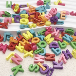 Cuentas de <span class=keywords><strong>Letras</strong></span> Inglesas de Color Perla Pastel con Orificio Lateral Plano para Correa de Cuero - Product Image 5