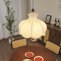 Lustre LED Rétro Français Shabby Chic avec Pendentif en Tissu à Pétales Floraux et Trois Accents en Boules de Bois pour Chambre à Coucher