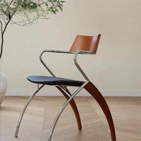 Chaise de salle à manger multifonctionnelle Kingfisher de style médiéval danois, fauteuil rétro simple pour la maison avec dossier en acier inoxydable