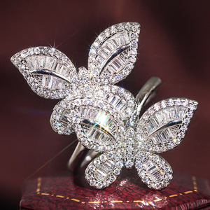 Anello con Doppia Farfalla e Cristalli per Donne, Elegante e Delicato Accessorio di Moda per Uso Quotidiano - Product Image 5