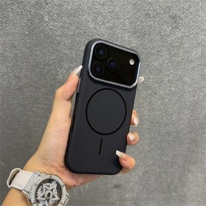 Funda Protectora Magnética Delgada con Textura de Fibra de Carbono para iPhone 17 Pro Max, Color Negro - Product Image 1