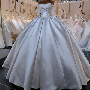 LSML028 Robe de mariée moderne en satin, élégante, avec appliques, perles et sequins, longueur ras du sol, coupe sirène/trompette, traîne chapelle - Product Image 3