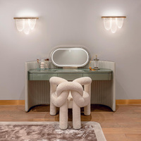Coiffeuse élégante vert pâle avec plateau en bois, miroir ovale éclairé et trois tiroirs - Meuble de chambre idéal