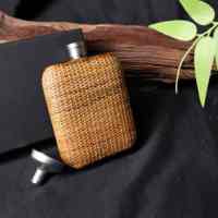 Mini flacon à liqueur vintage en titane pur avec couvercle en rotin tressé artisanal, format poche, style zen, cadeau de luxe pour les fêtes