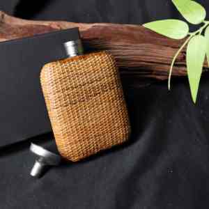 Mini flacon à liqueur vintage en titane pur avec couvercle en rotin tressé artisanal, format poche, style zen, cadeau de luxe pour les fêtes - Product Image 4