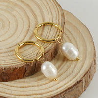 Boucles d'oreilles créoles ovales avec perles pendantes en acier inoxydable 304 plaqué or 18 carats sous vide, créoles articulées de 32 mm, bijoux à perles blanches pour femmes