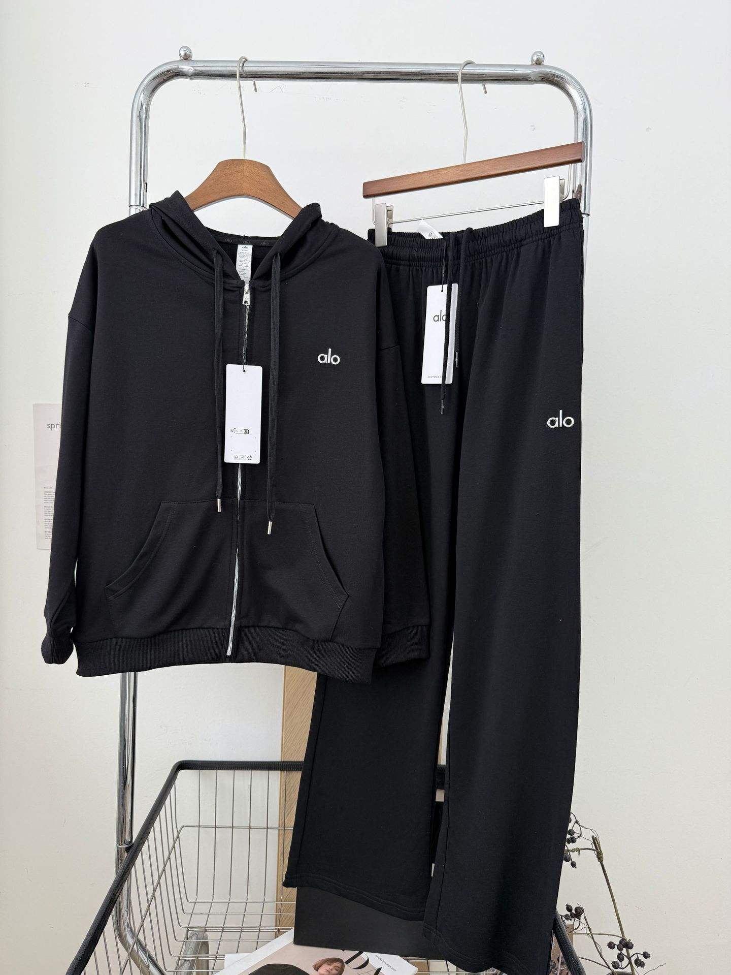 Ensemble cardigan noir, veste zippée et pantalon de survêtement