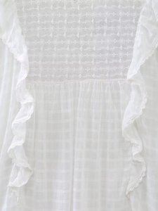 بلوزة بيضاء بأكمام طويلة مزينة بالكشكشة للنساء، قمصان وملابس علوية - Product Image 4